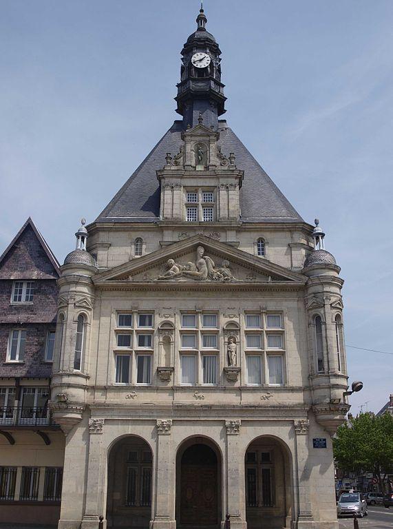 Péronne - Immobilier - CENTURY 21 Cabinet Loones - Façade renaissance place Daudré - hôtel de ville